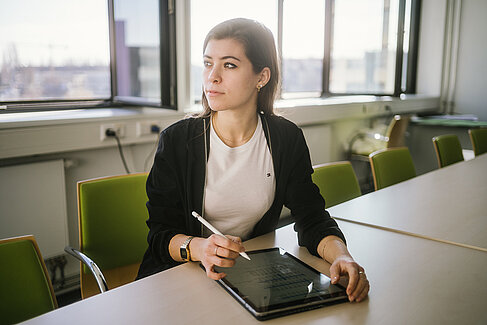 Studentin am Tablet